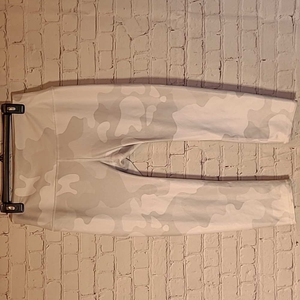 ALO Yoga Size Large Gray Camo Print, High Waist, Cropped, Athletic Leggings